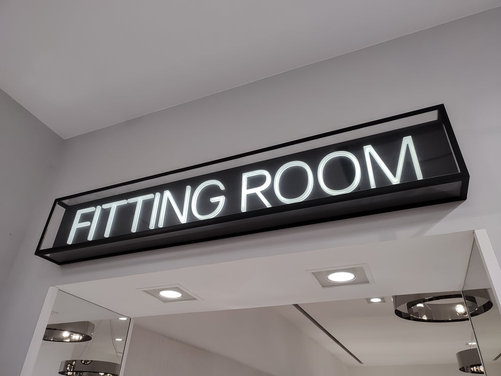 Leuchtwerbung innen oder außen: Welche Lösung passt zu Ihrem Standort